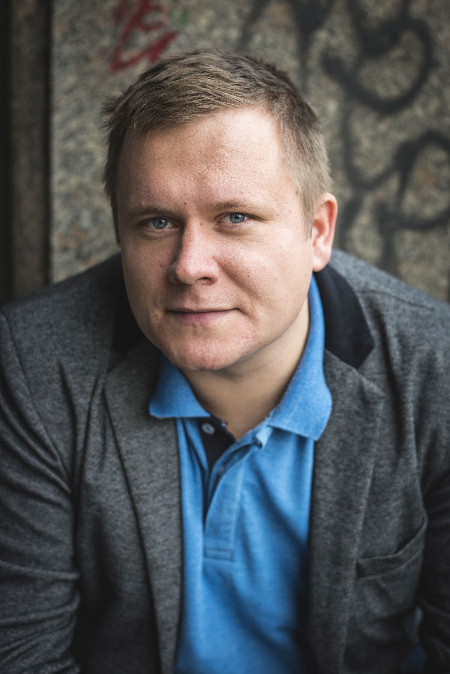 Mateusz Sacharzewski backdrop