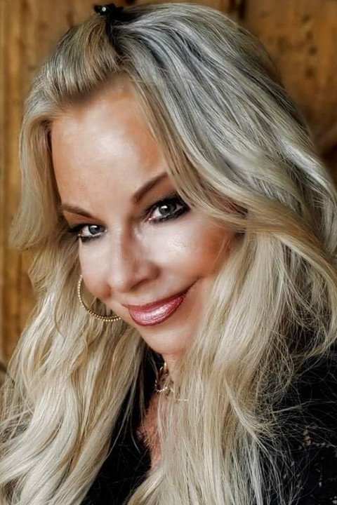 Elizabeta Rajners backdrop