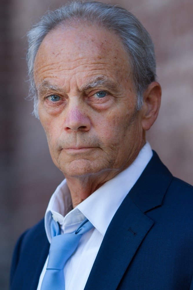 Nic D'Avirro backdrop