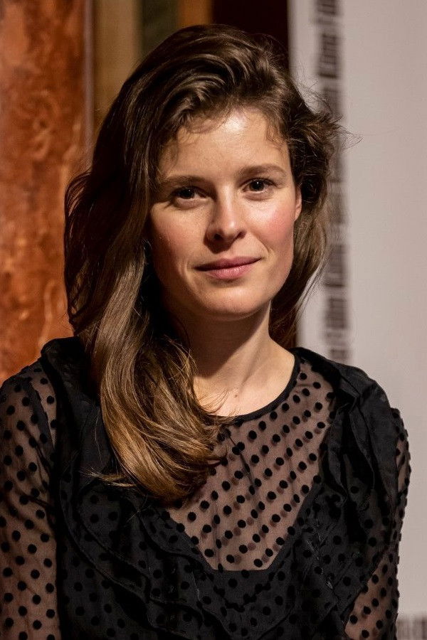 Luzie Loose backdrop