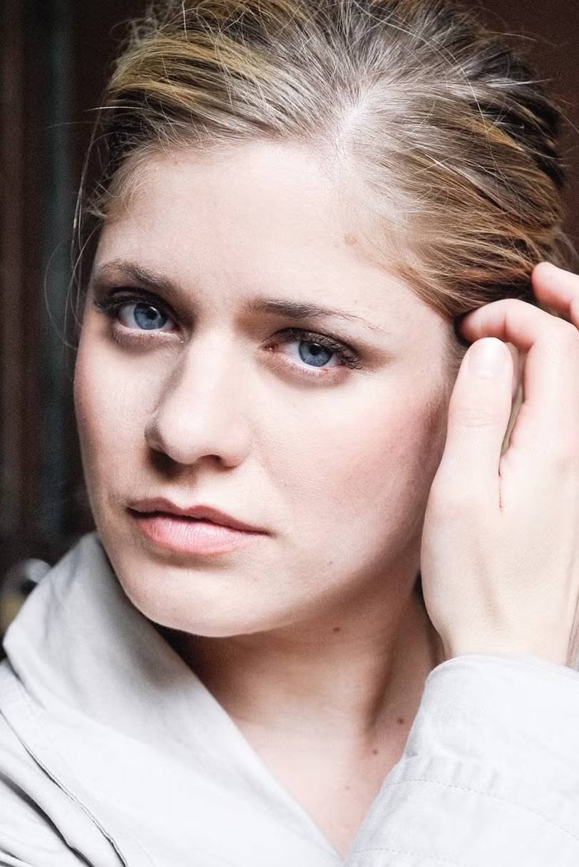 Hannah Kobitzsch backdrop