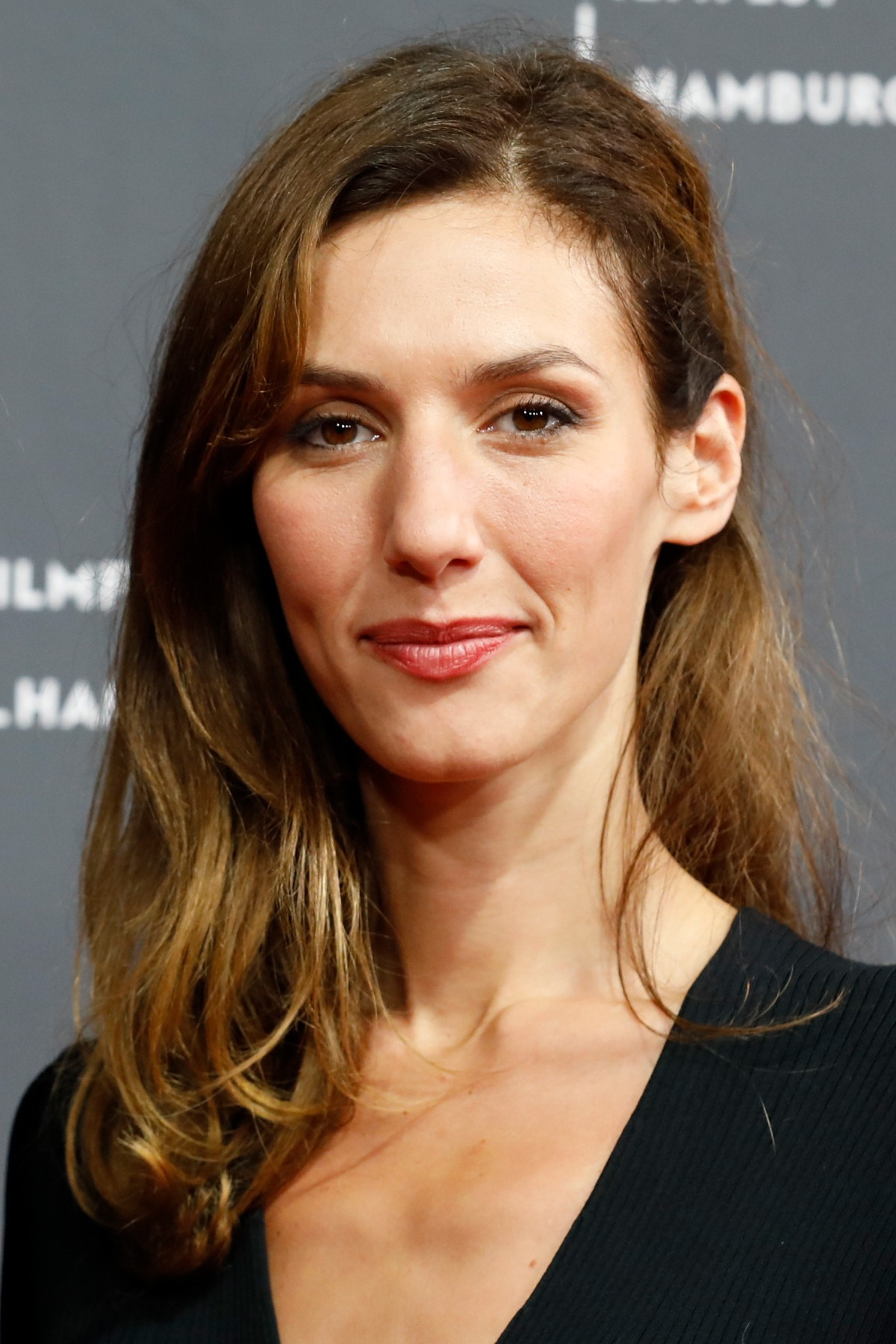 Doria Tillier → Doria Tiliër backdrop