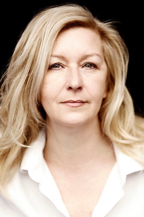 Amparo Fernández backdrop