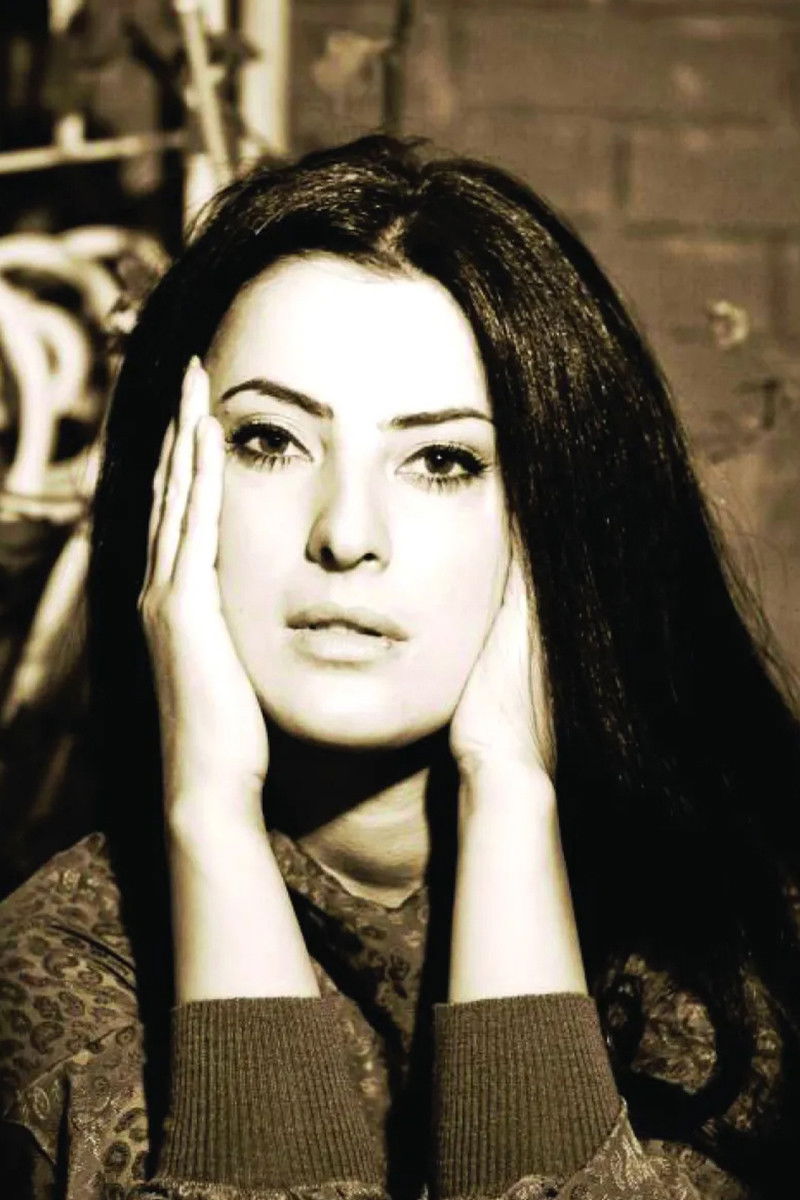 Eglantina Cenomeri backdrop