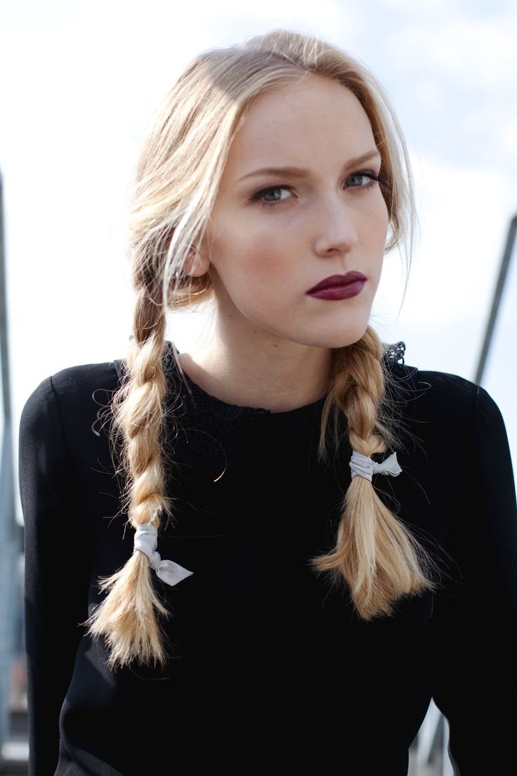 Elina Loukas backdrop