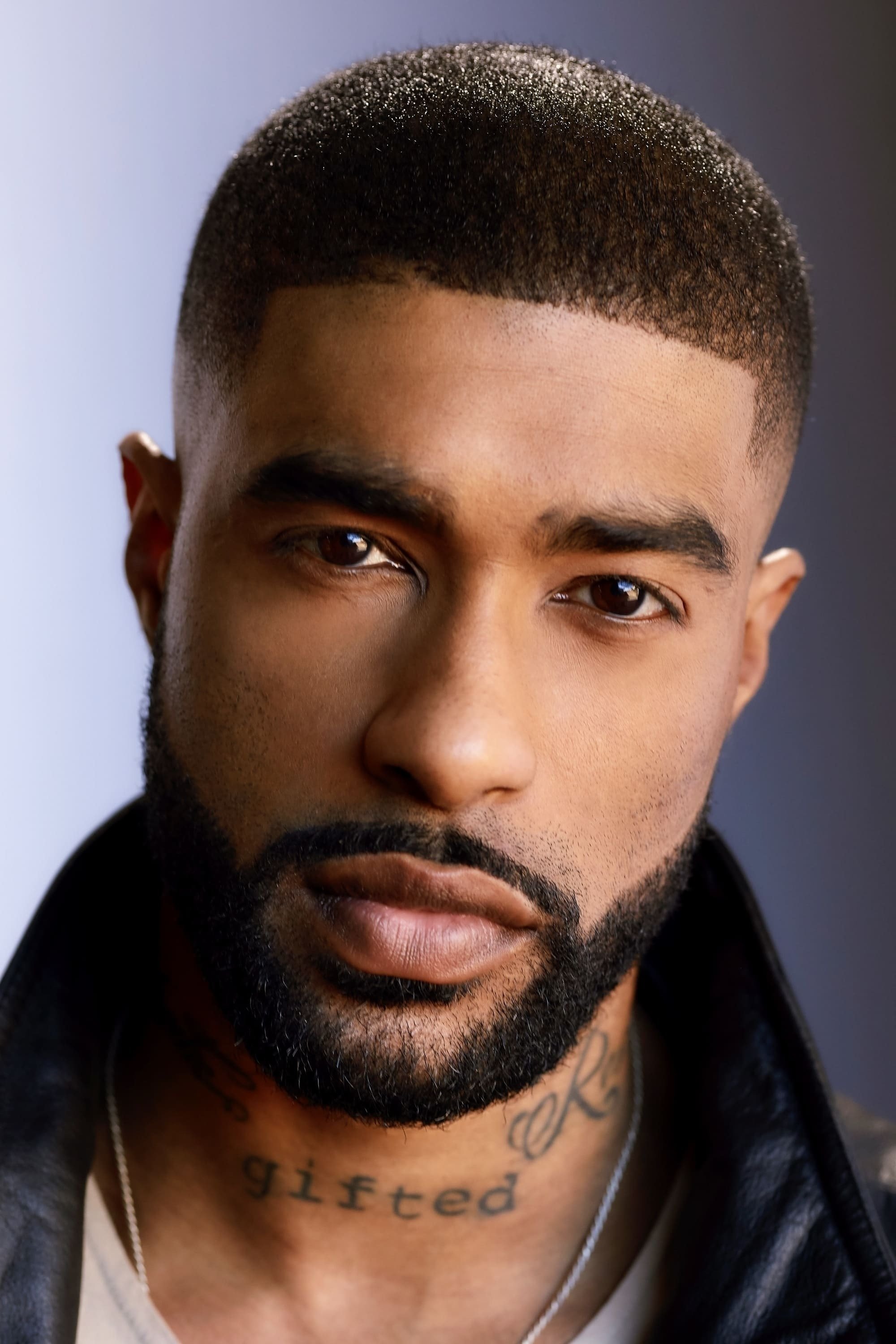 Skyh Alvester Black backdrop