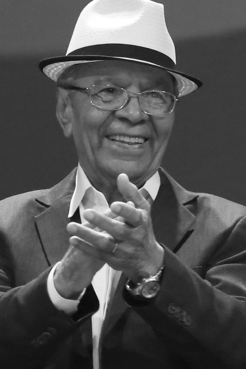 Hildmar Diniz backdrop