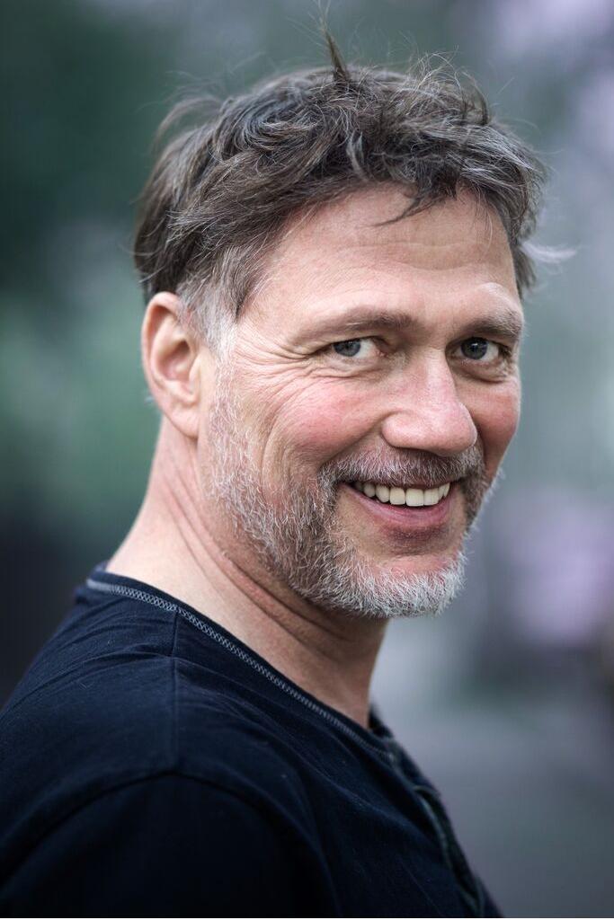 Björn Bugri backdrop