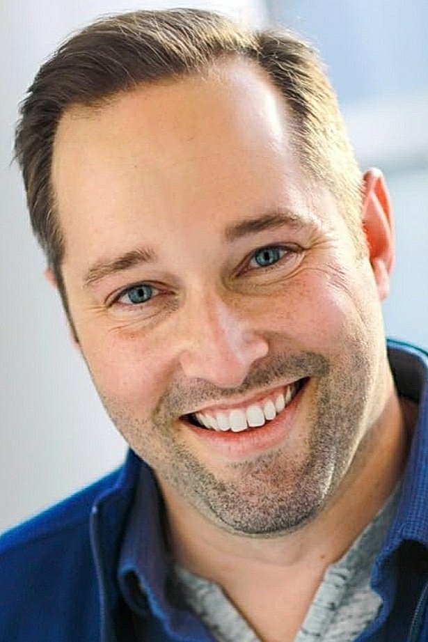 Marcin Paluch backdrop