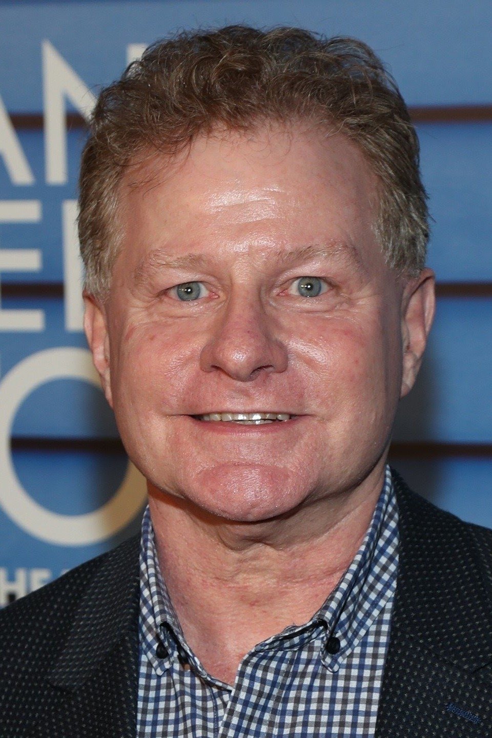 Dejvid Magee backdrop