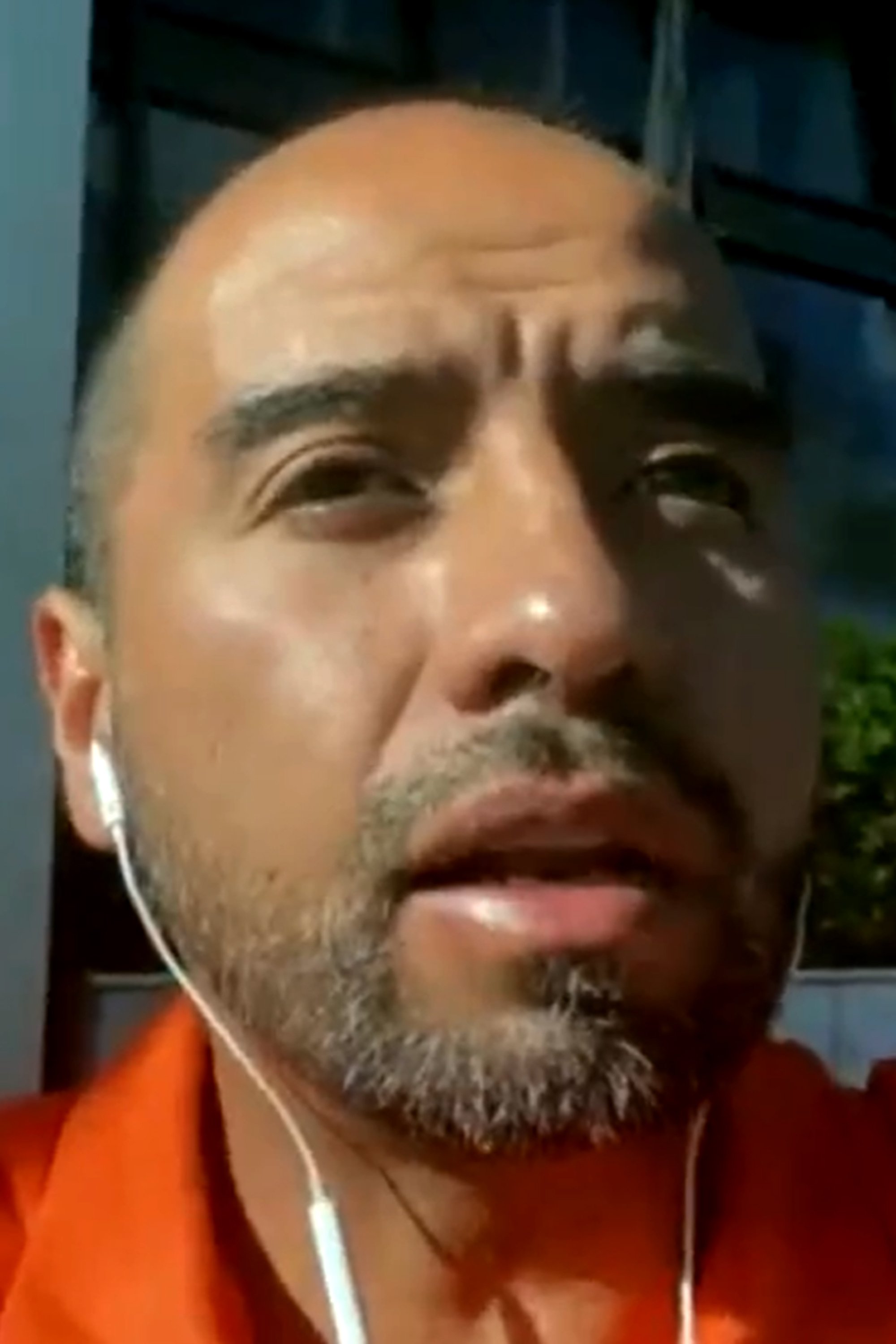 Carlos Hernández backdrop