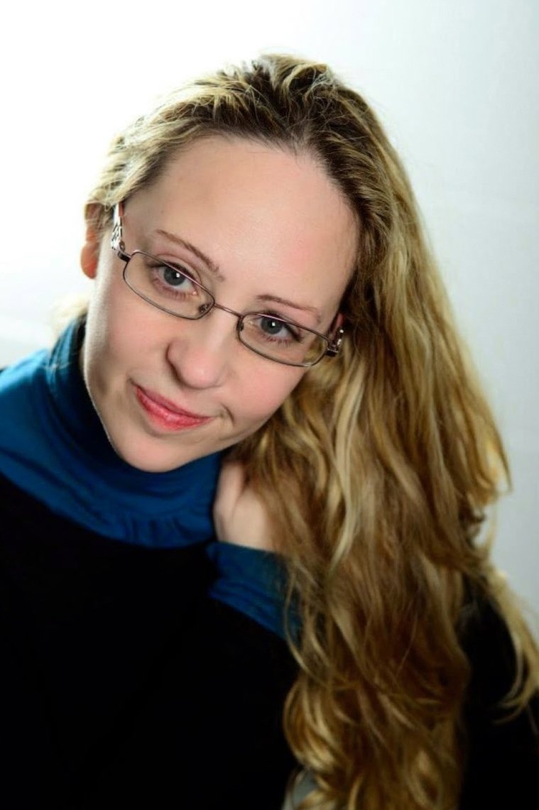 Laura Alvea backdrop