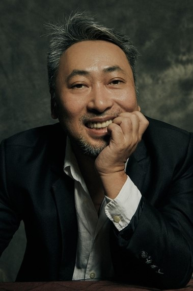 Nguyễn Quang Dũng would be phonetically pronounced in Albanian as: "Nguyen Kuan Dung" backdrop