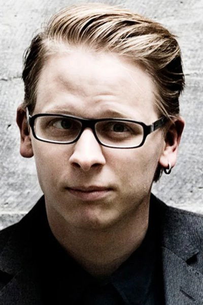 Mads Brynnum backdrop