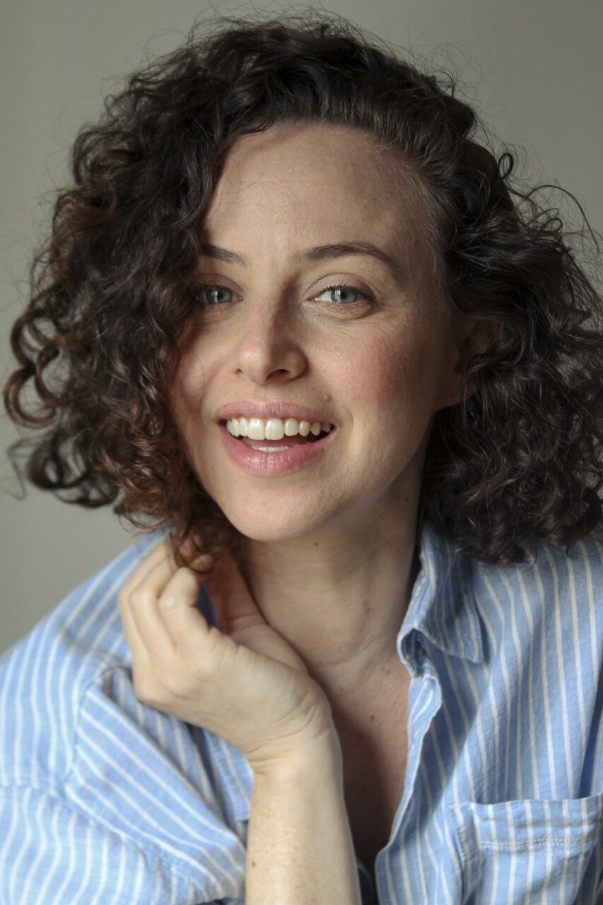 Mayara Constantino backdrop