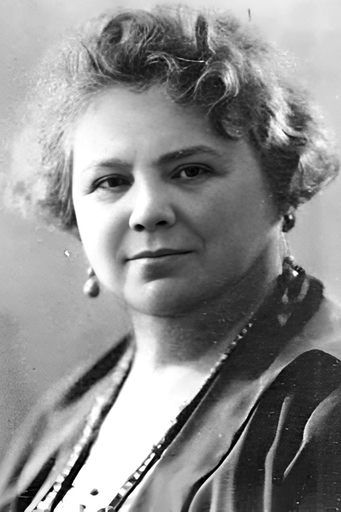 Minnie Rayner backdrop