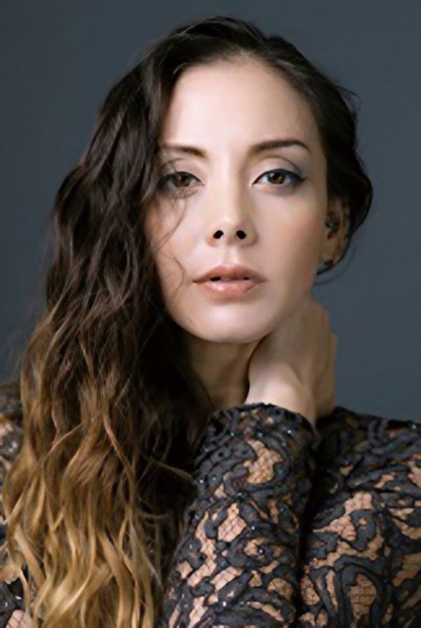 Anna Tsuchiya backdrop