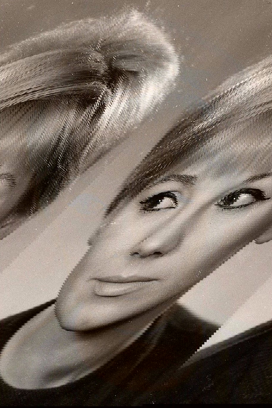 Dorottya Géczy backdrop