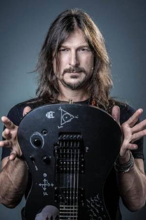 Rafael Bittencourt backdrop