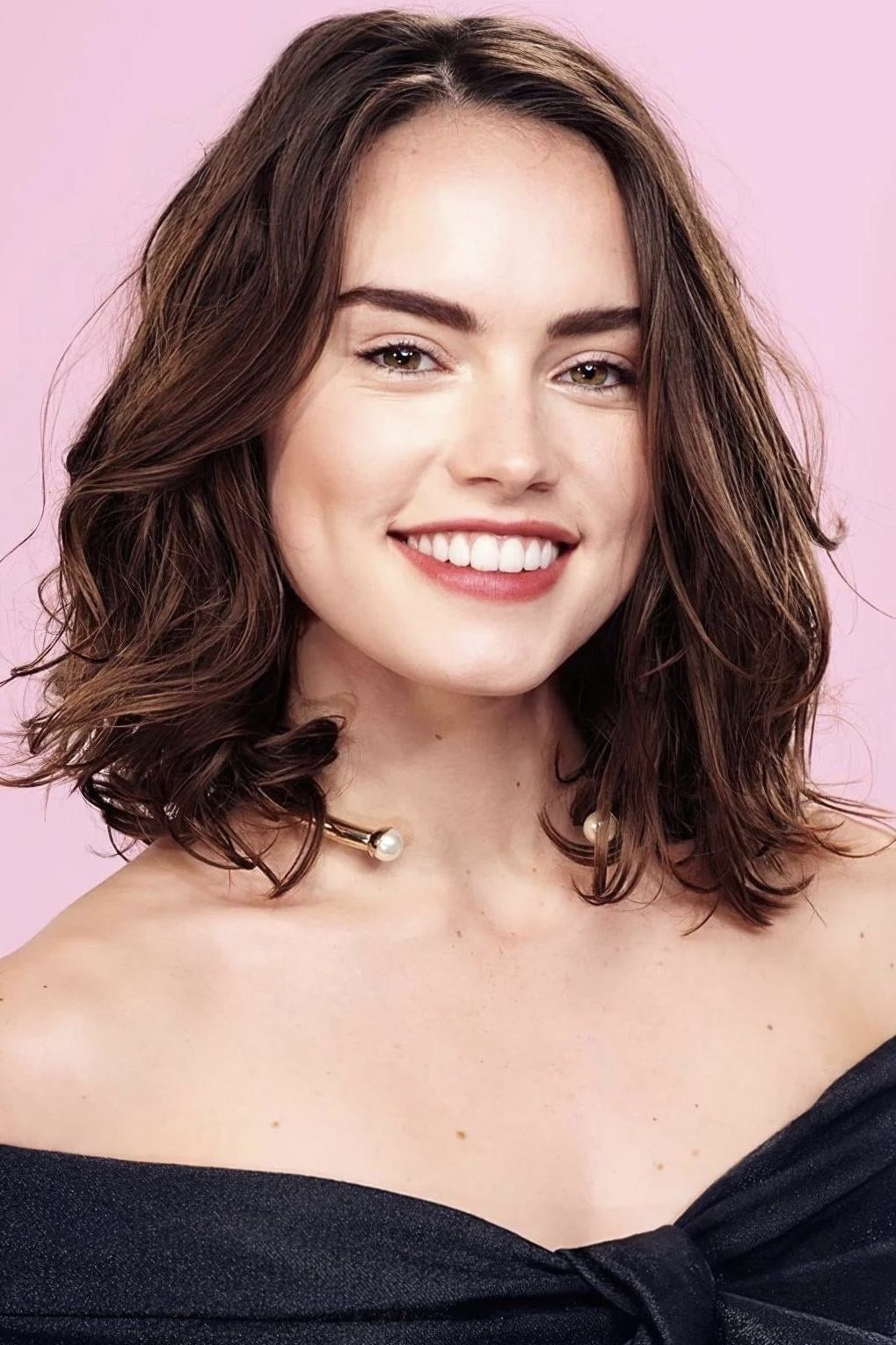 Dejzi Ridli backdrop