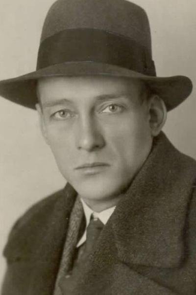 Maks Furijan backdrop