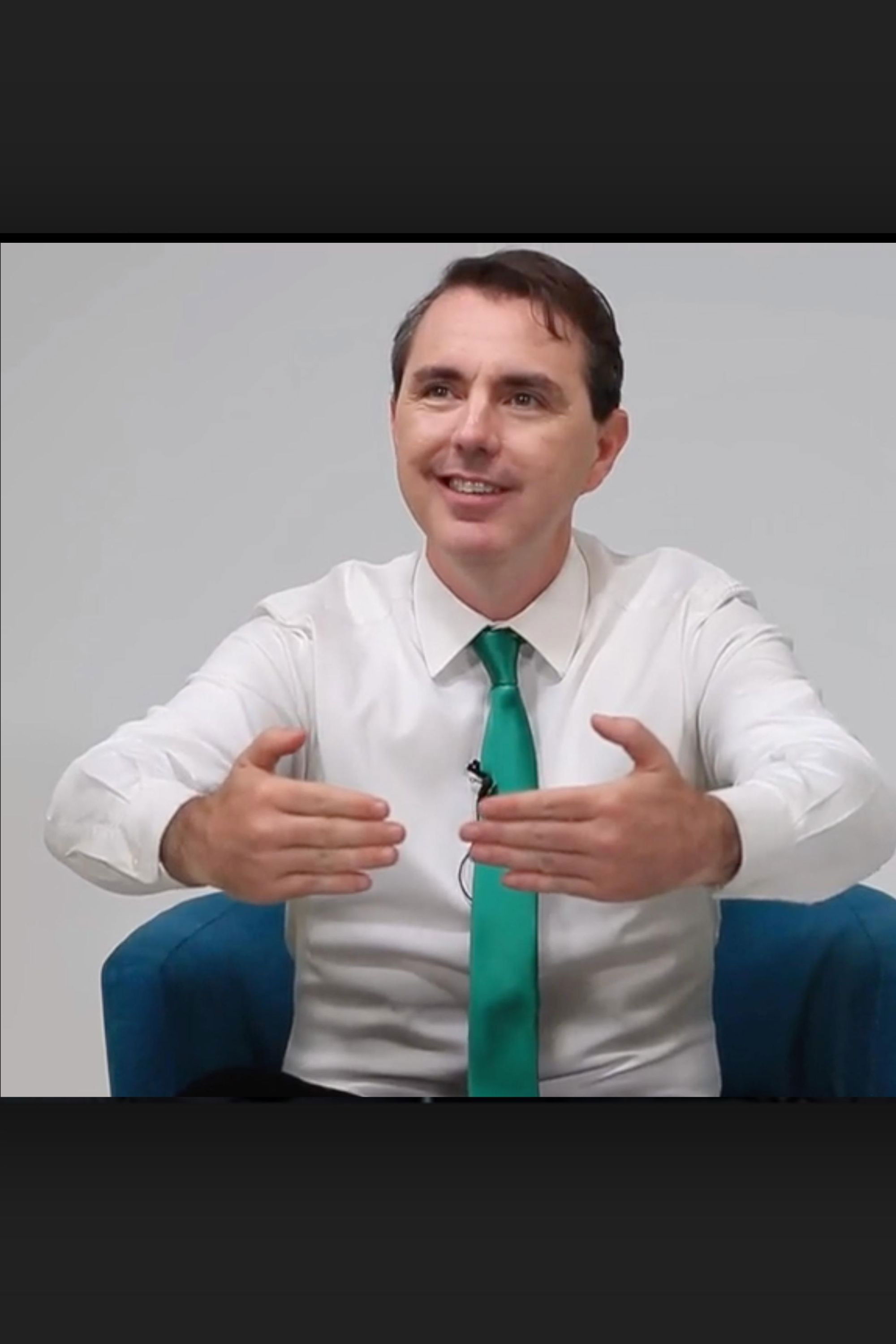 Víctor M. Rivera backdrop