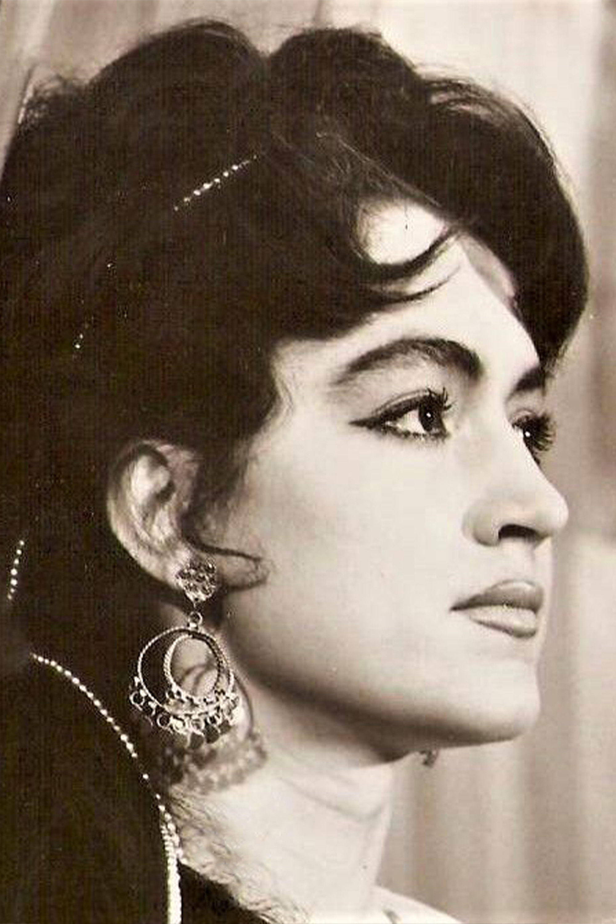 Birsen Menekşeli backdrop