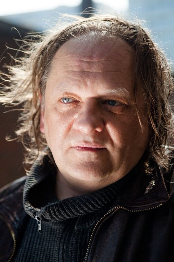 Tomek Nowicki backdrop