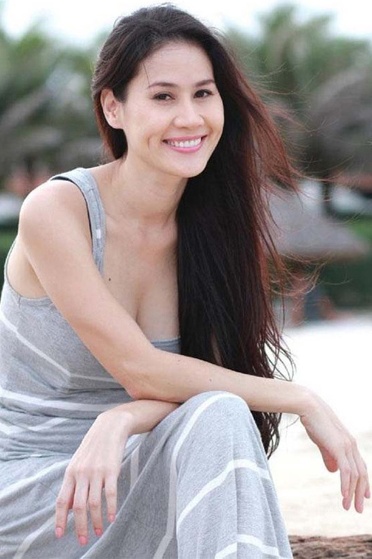 Thân Thúy Hà backdrop