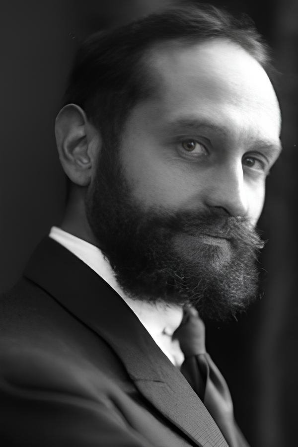 Léon Poirier backdrop