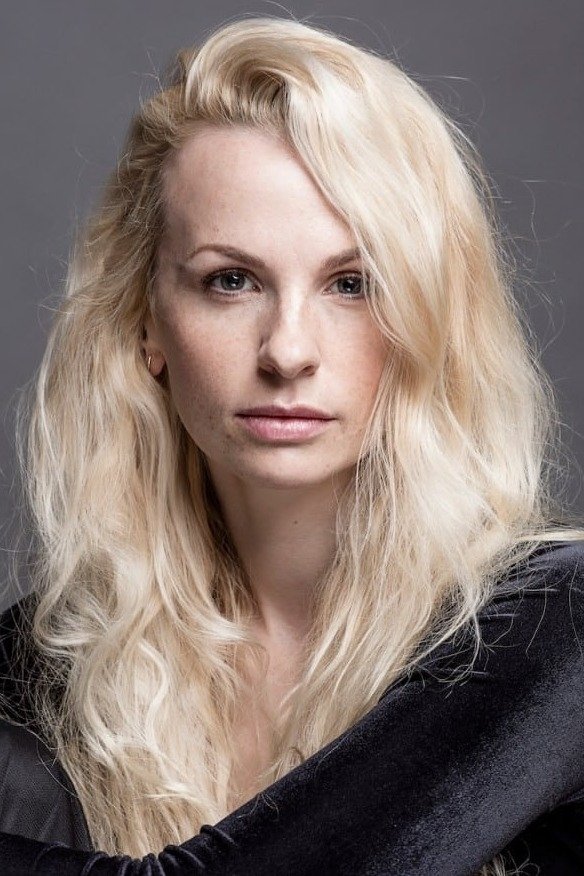 Elina Pähklimägi backdrop