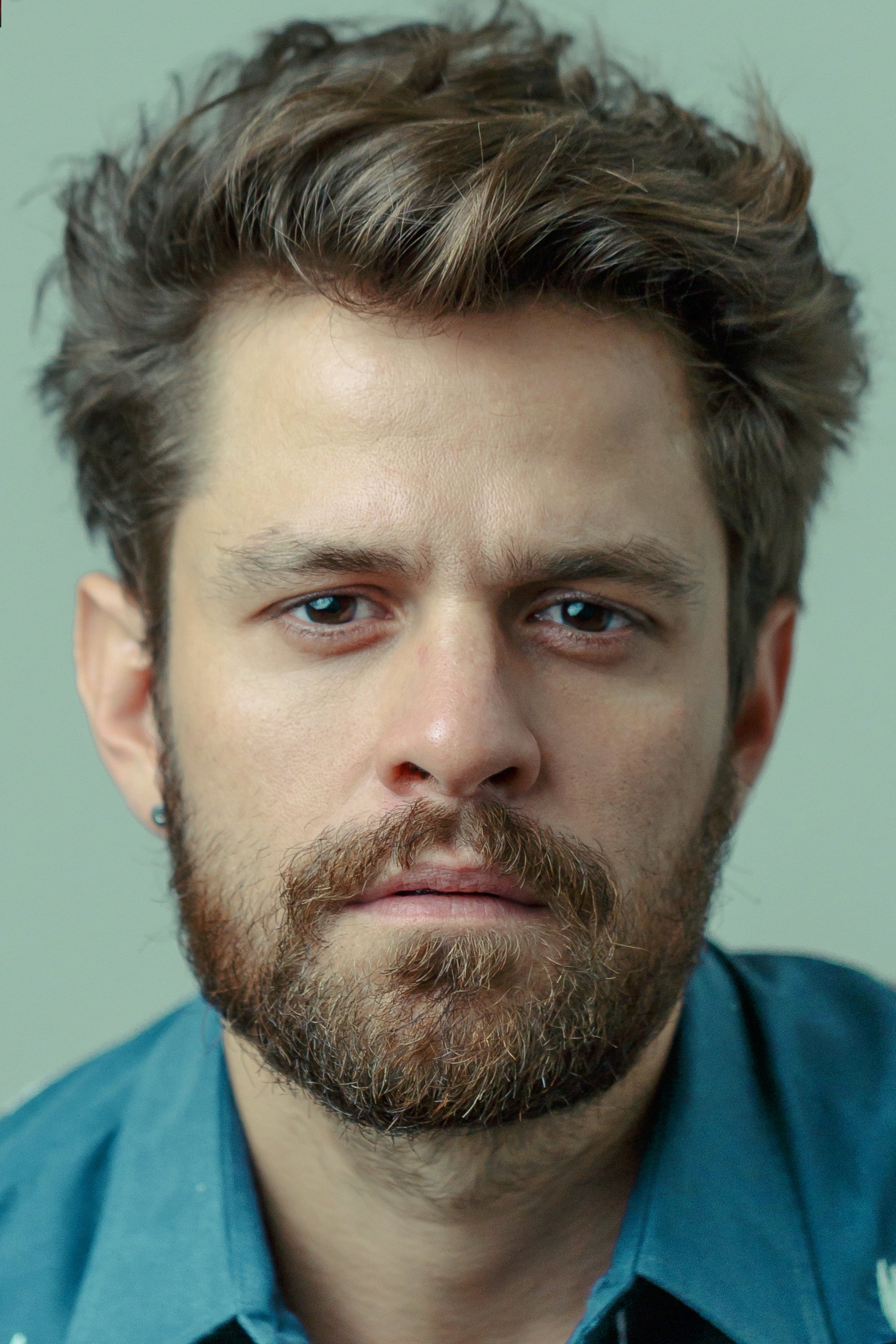 Alejandro Claveaux backdrop