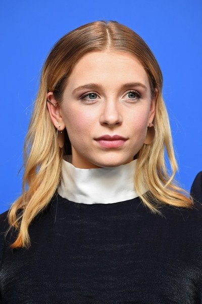 Lena Klenke backdrop