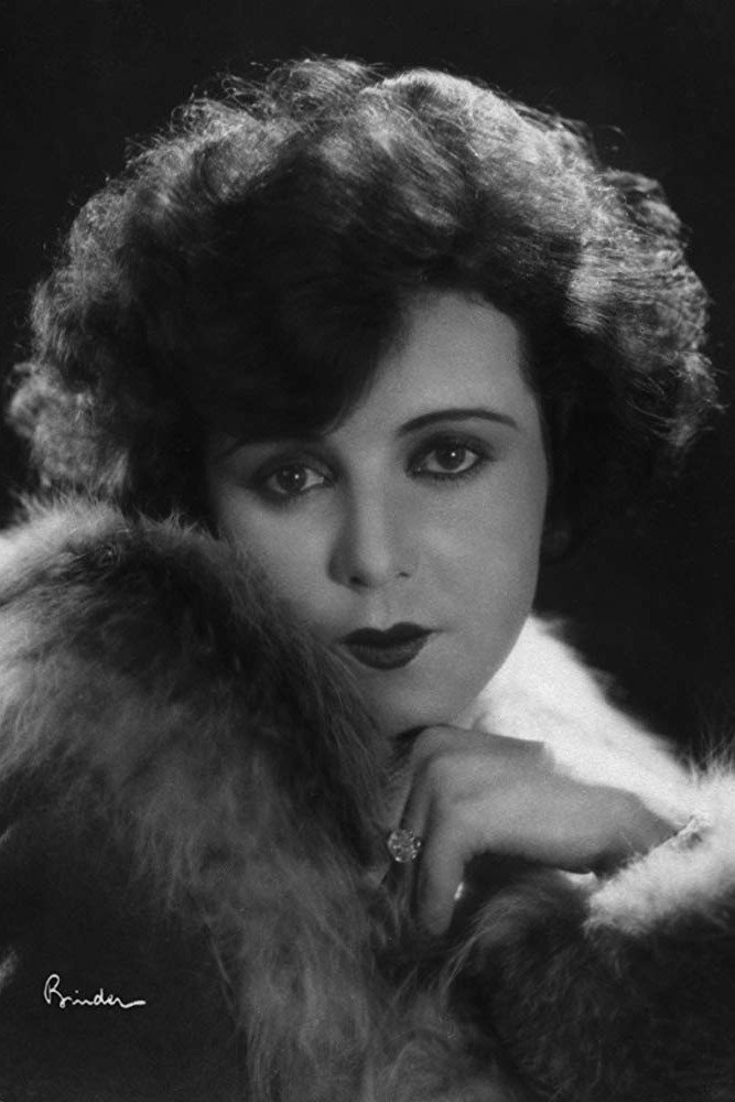 Elisabeth Pinajeff backdrop