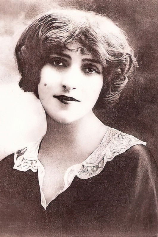 Maria Ventura backdrop