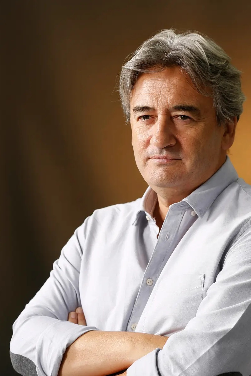 Fergal Keane backdrop