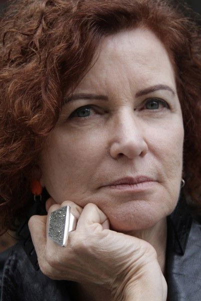 Emília Silveira backdrop