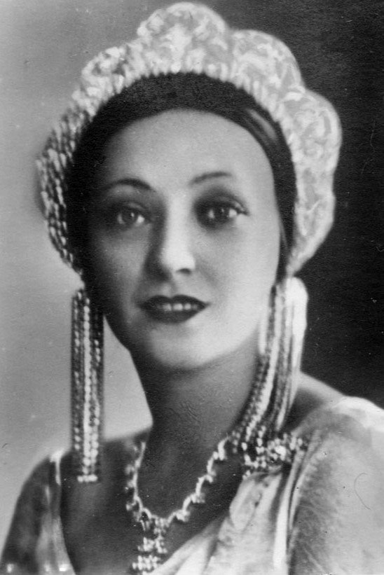 Anny Ahlers backdrop