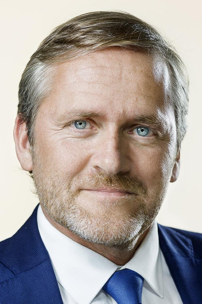 Anders Samuelsen backdrop