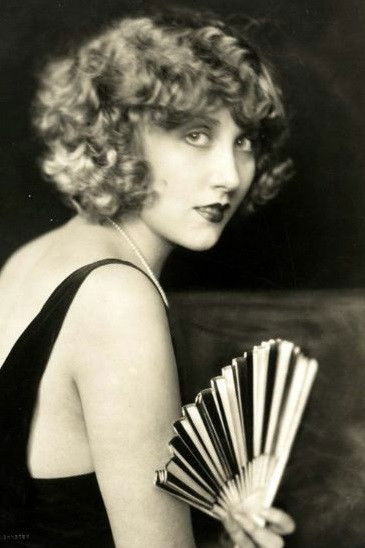 Helen Lee Worthing backdrop