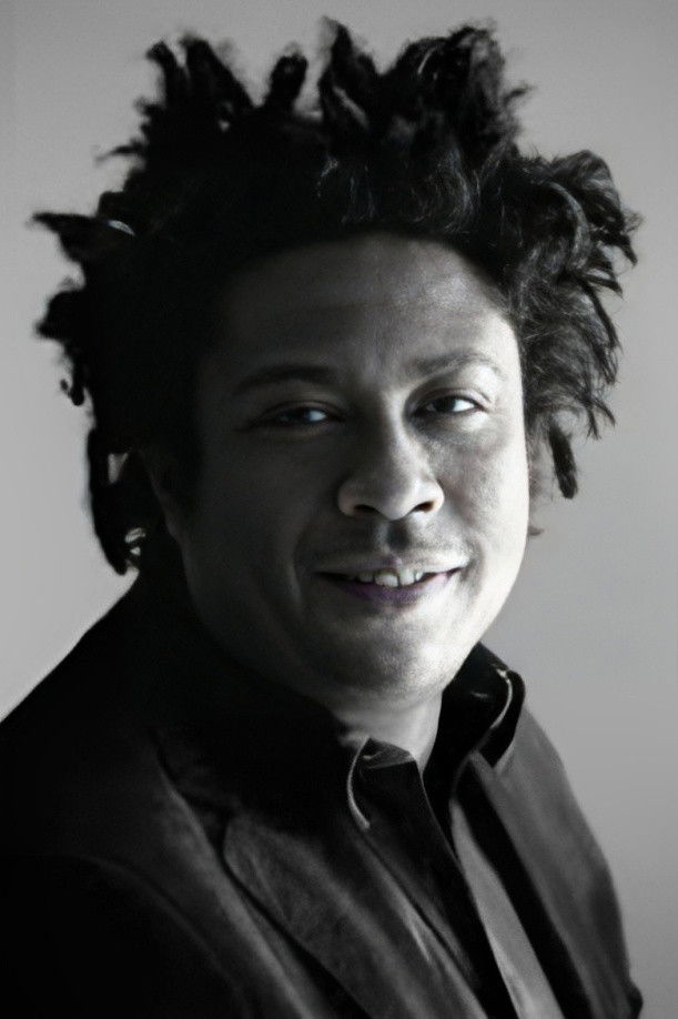 António Pires backdrop