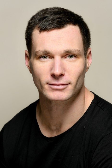 Ari Blinder backdrop