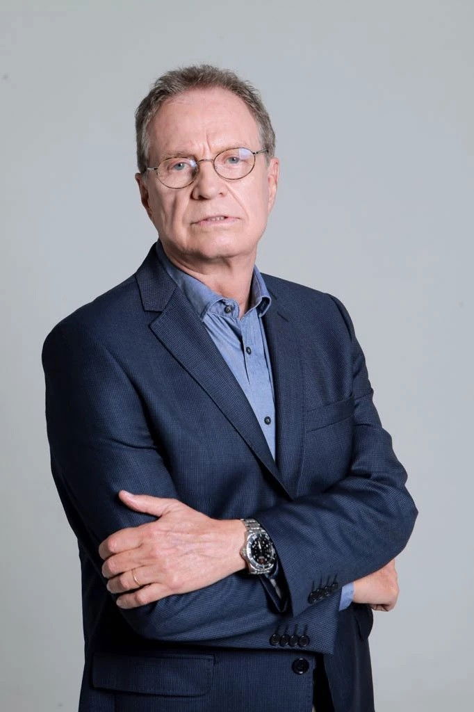 Hermano Henning backdrop