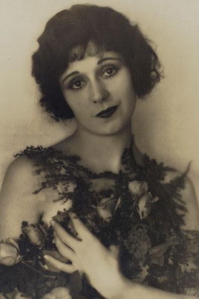 Nola Luksford backdrop