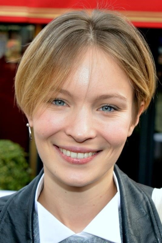 Diane Rouxel backdrop