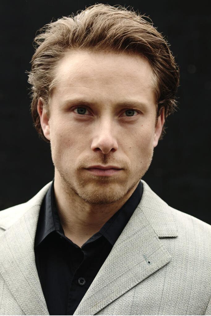 Jan-David Bürger backdrop