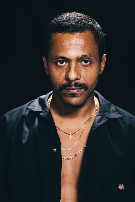 Black Alien backdrop