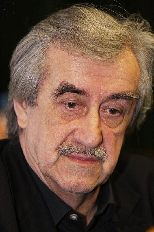 Maciej Pietrzyk backdrop