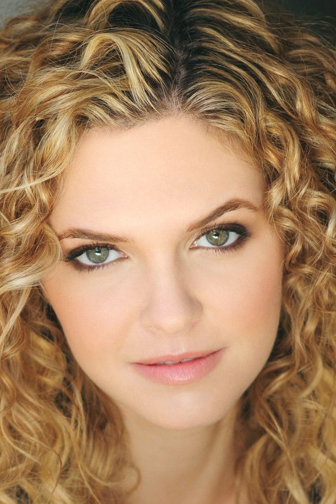 Caroline Heinle backdrop