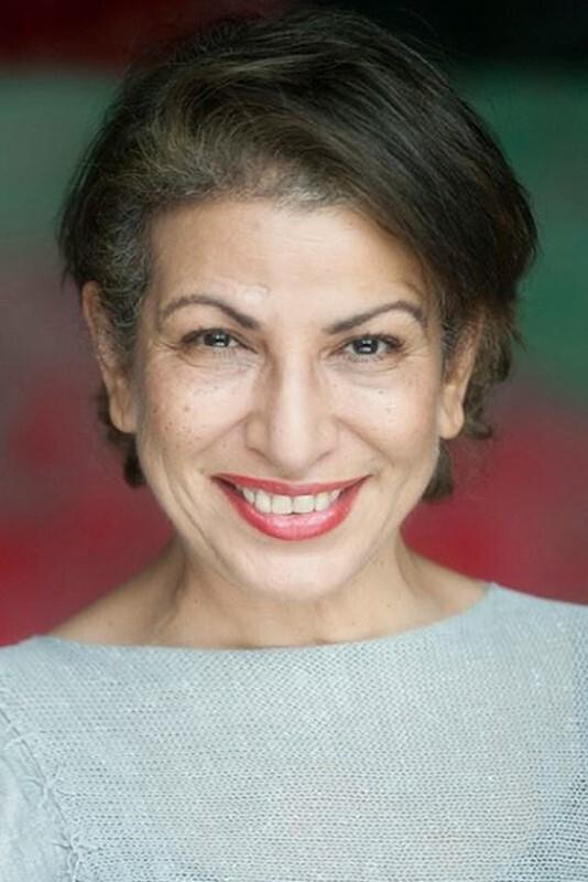 Akéla Sari backdrop